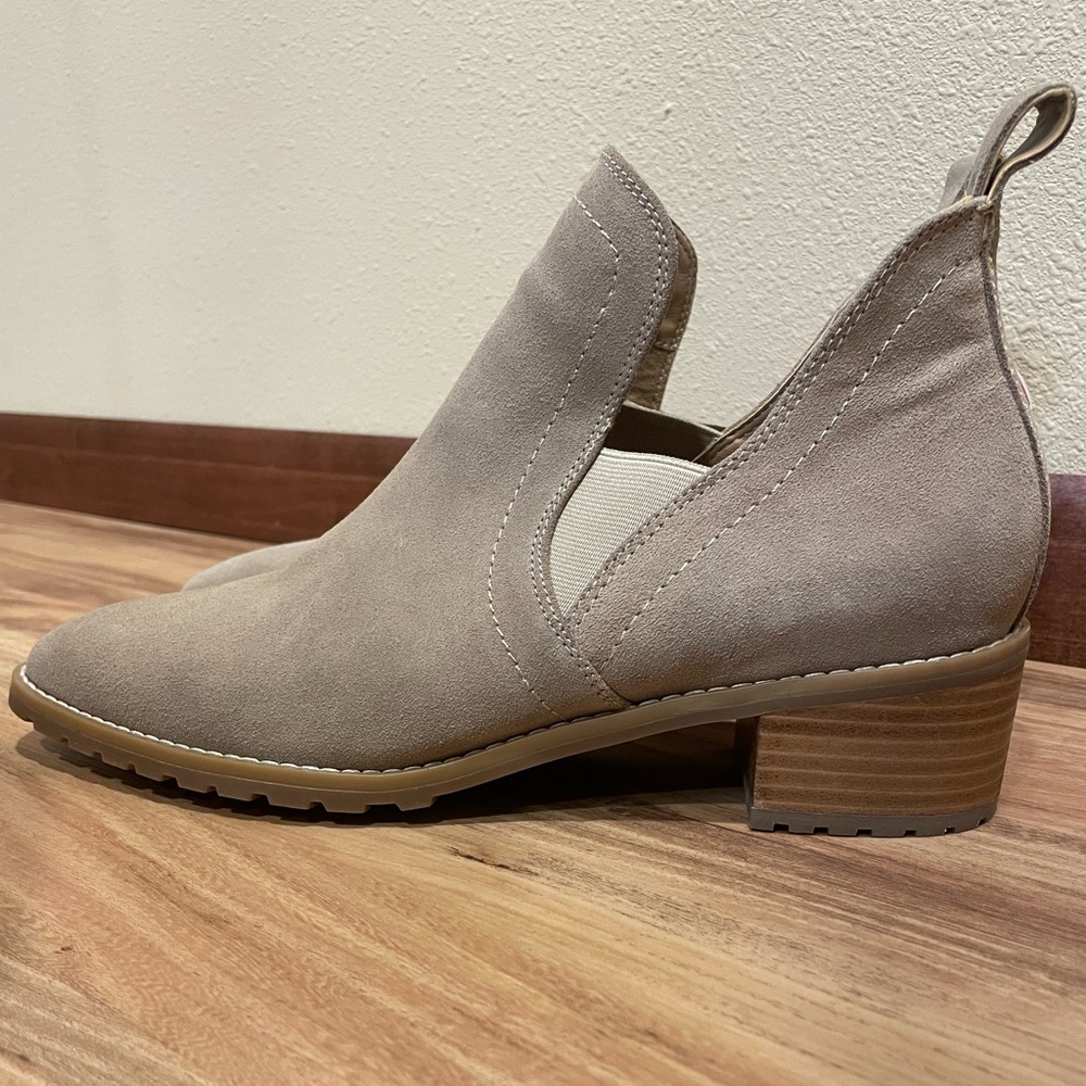 New, never worn! Blondo Taupe Suede Ankle Booties